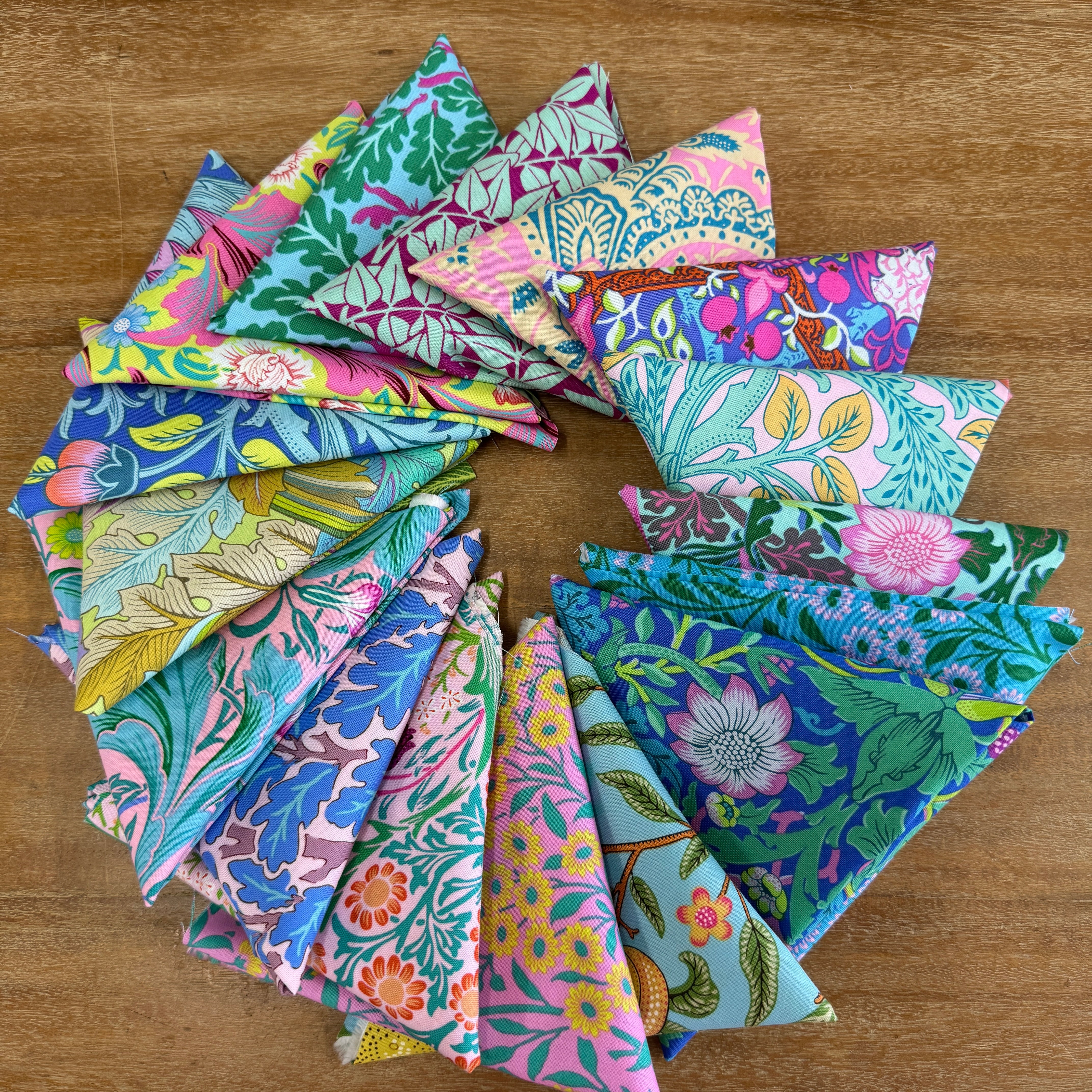 Fat Quarter Bundle: Kaffe x Morris & Co 16pcs